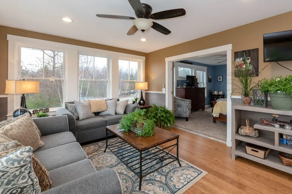 16 Pasture Lane Holderness NH 03245