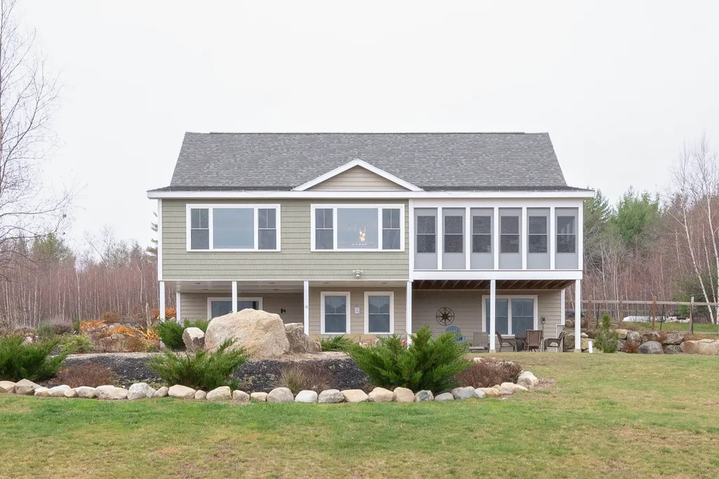 16 Pasture Lane Holderness NH 03245