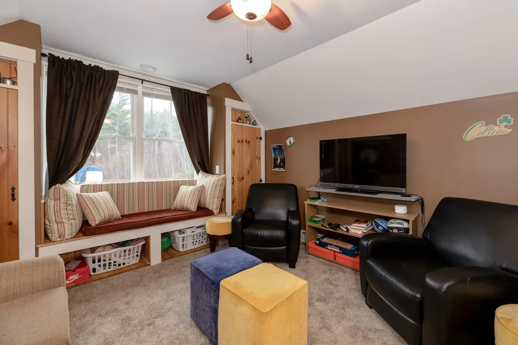 16 Pasture Lane Holderness NH 03245
