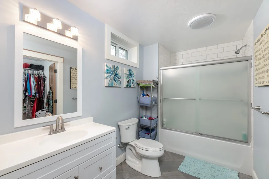 16 Pasture Lane Holderness NH 03245