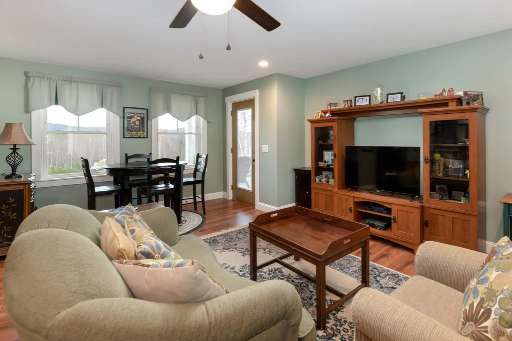 16 Pasture Lane Holderness NH 03245