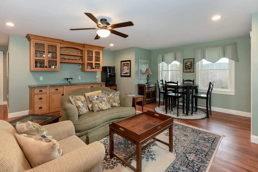 16 Pasture Lane Holderness NH 03245