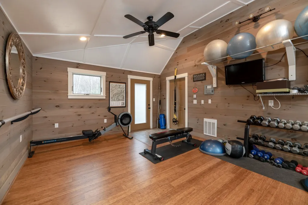 16 Pasture Lane Holderness NH 03245