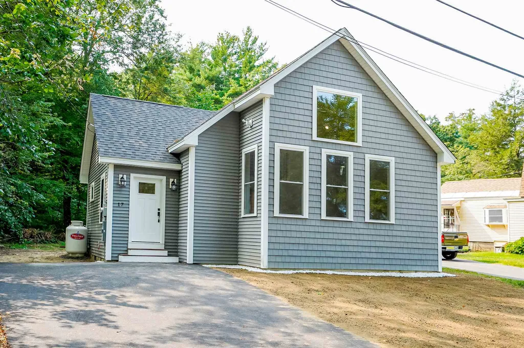 17 Beaver Lake Avenue Derry NH 03038