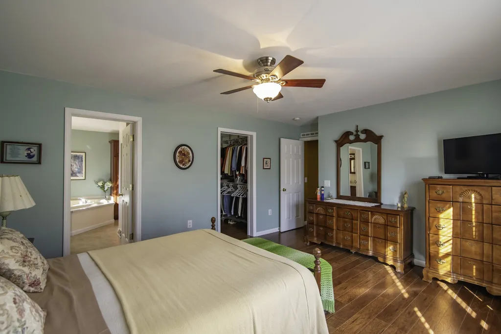 18 Loggers Lane Sandown NH 03873