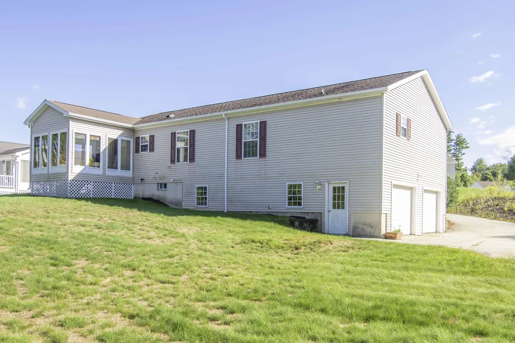 18 Loggers Lane Sandown NH 03873
