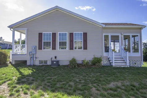 18 Loggers Lane Sandown NH 03873