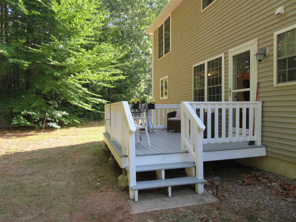 14 Round Robin Loop Fremont NH 03044