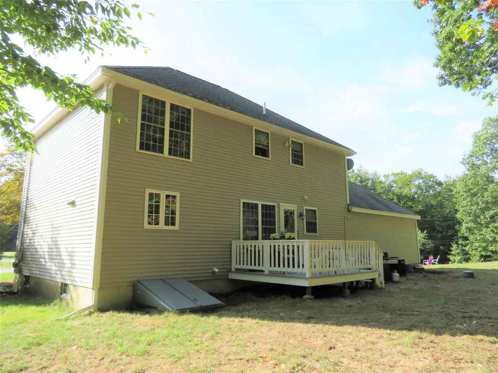 14 Round Robin Loop Fremont NH 03044
