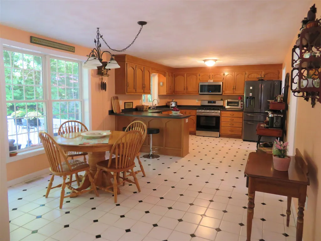 14 Round Robin Loop Fremont NH 03044
