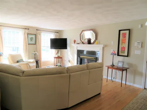 14 Round Robin Loop Fremont NH 03044
