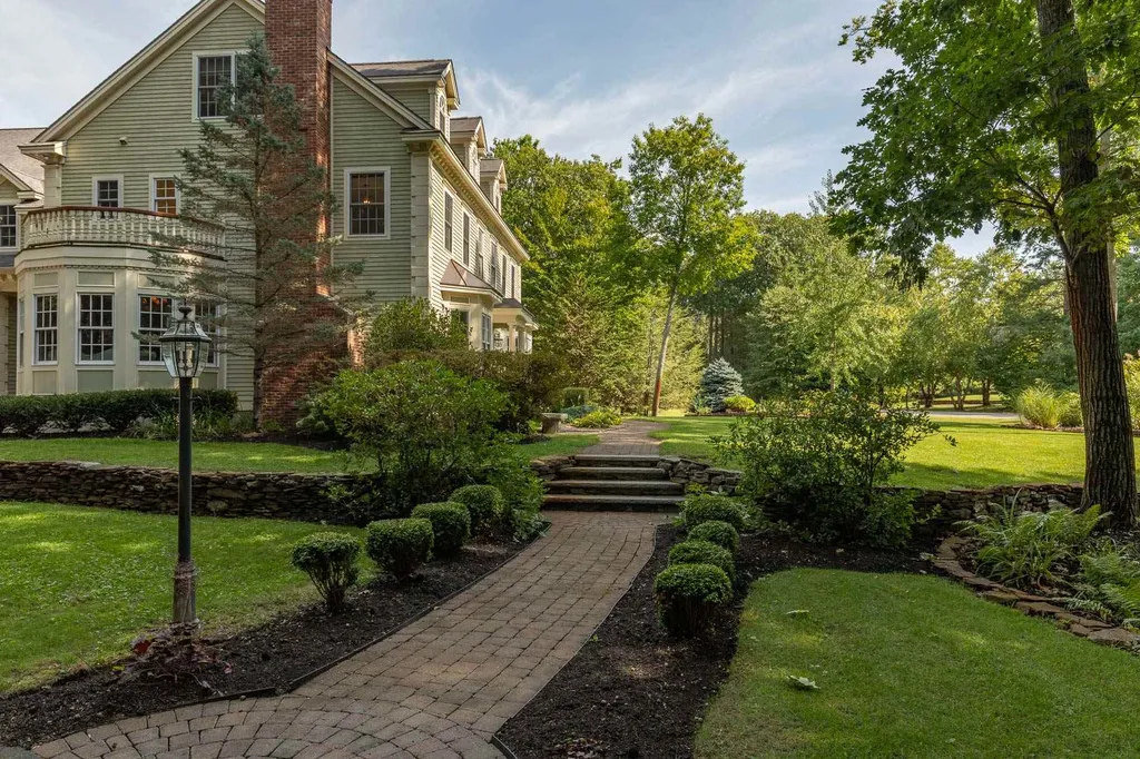 33 Squier Drive North Hampton NH 03862