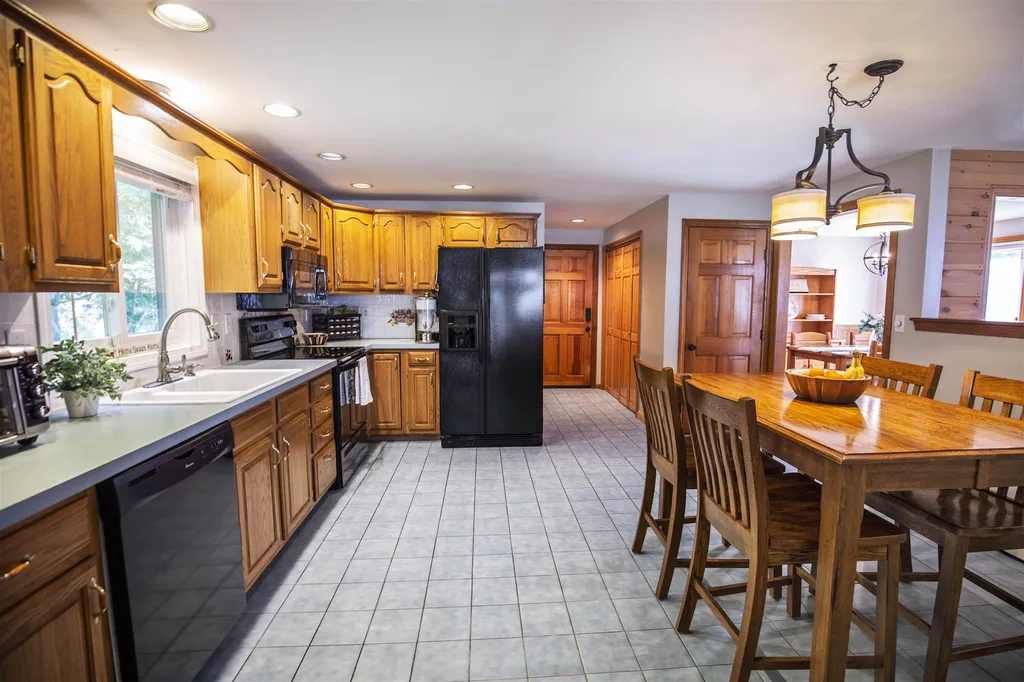 8 Moulton Drive Londonderry NH 03053
