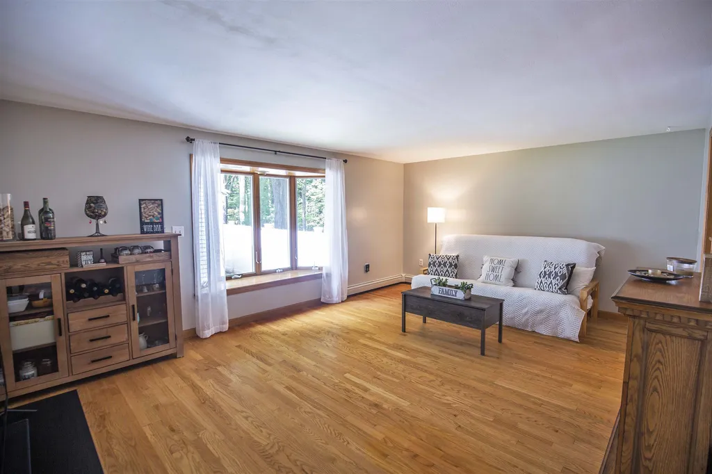 8 Moulton Drive Londonderry NH 03053