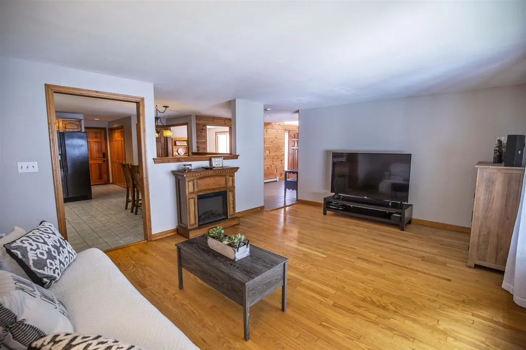 8 Moulton Drive Londonderry NH 03053