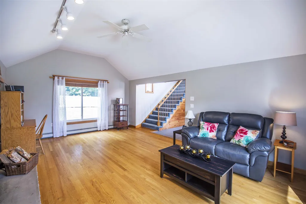 8 Moulton Drive Londonderry NH 03053