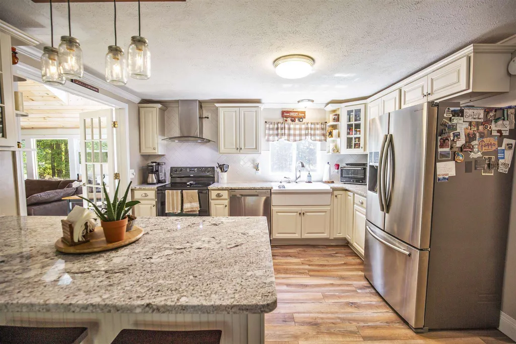 14 Ledgewood Drive Derry NH 03038