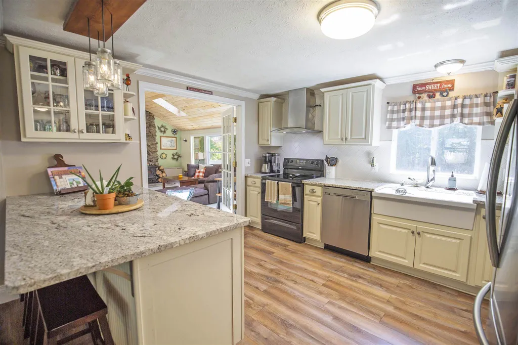 14 Ledgewood Drive Derry NH 03038