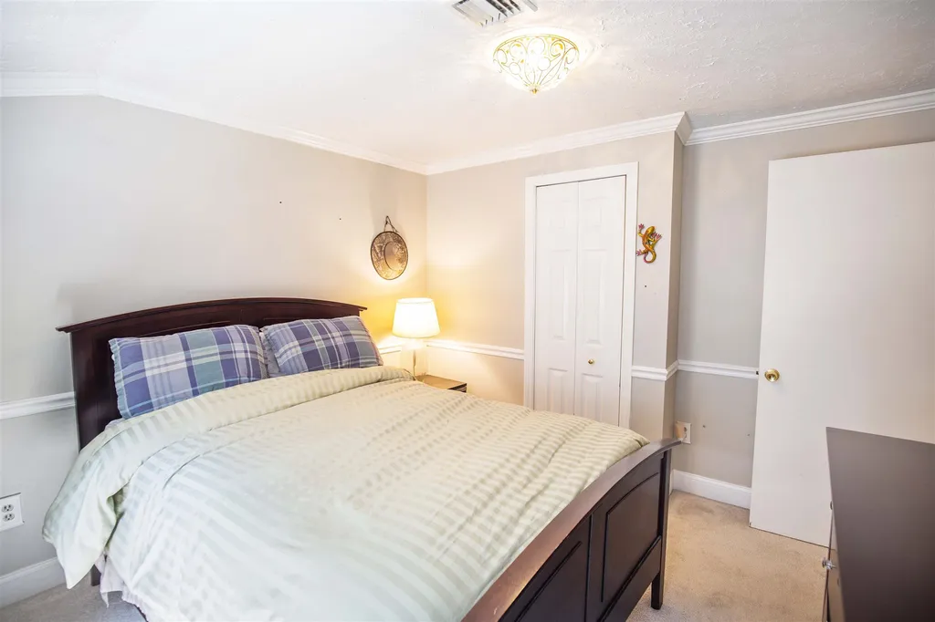 14 Ledgewood Drive Derry NH 03038