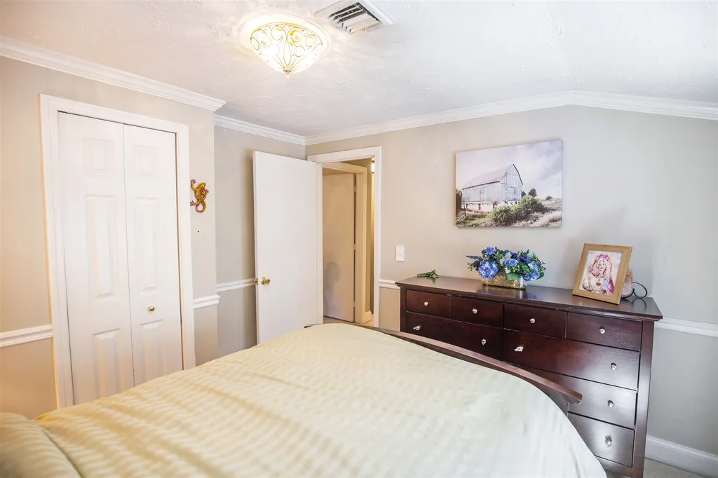 14 Ledgewood Drive Derry NH 03038