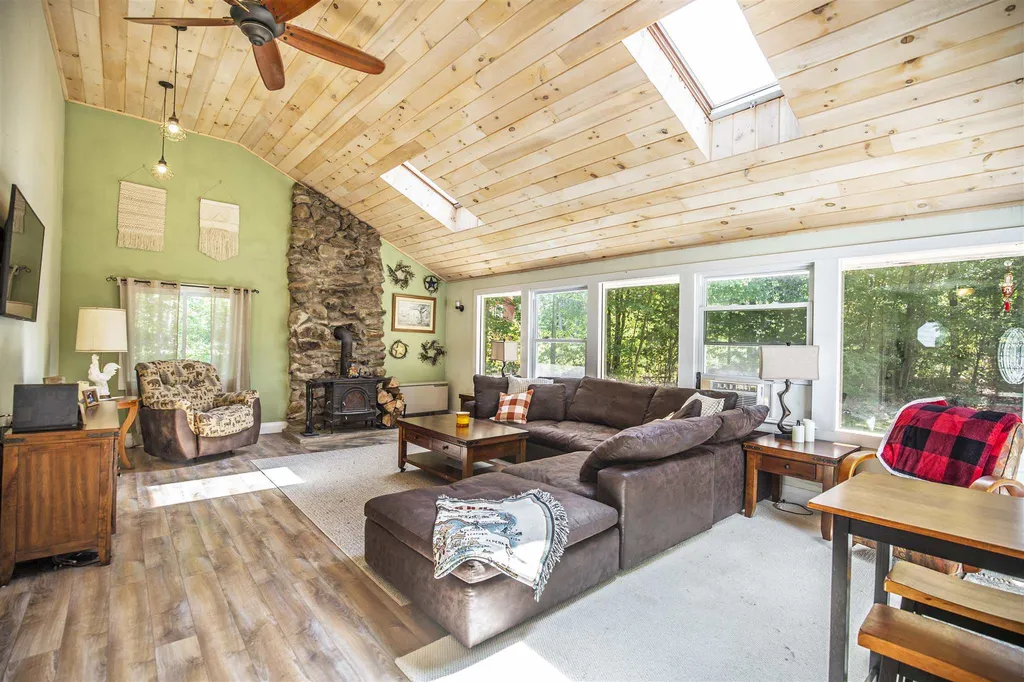 14 Ledgewood Drive Derry NH 03038