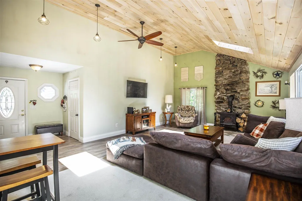 14 Ledgewood Drive Derry NH 03038