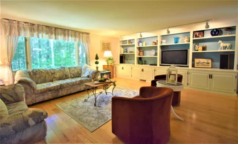 10 Ridgewood Drive Kingston NH 03848