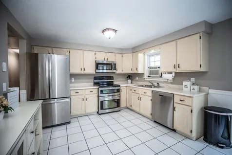 546 Brent Street Manchester NH 03103