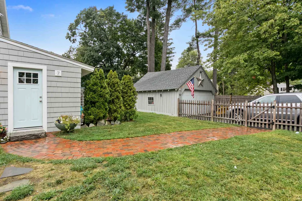 7 Marcoux Road Newton NH 03858-3501