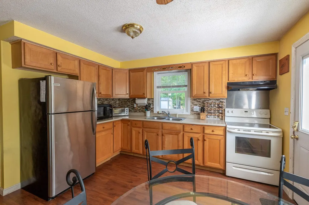 16 Clover Court Raymond NH 03077