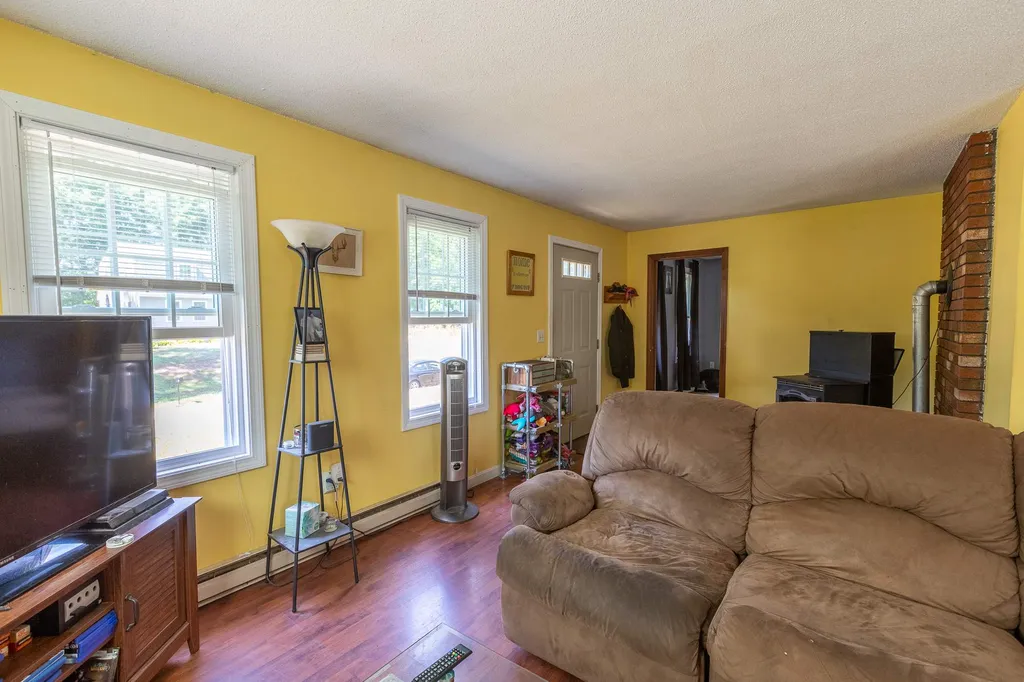 16 Clover Court Raymond NH 03077