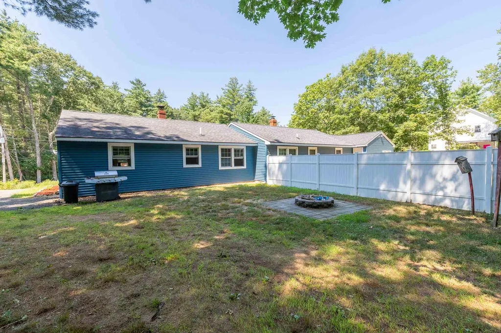 16 Clover Court Raymond NH 03077