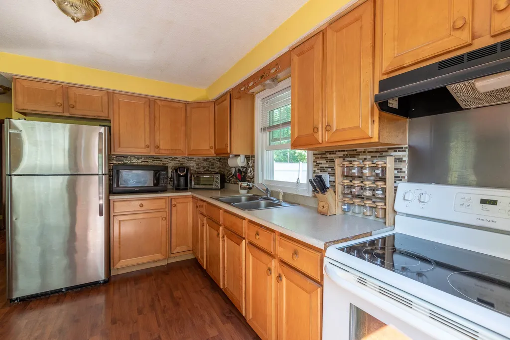 16 Clover Court Raymond NH 03077