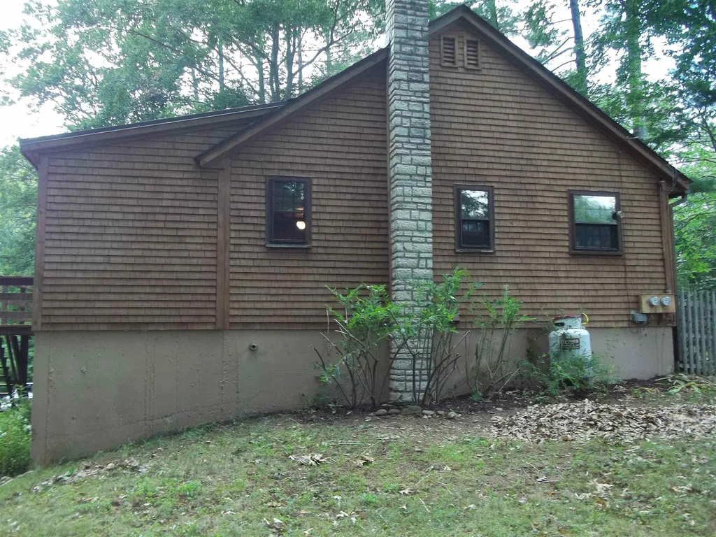 98 North Road Deerfield NH 03037