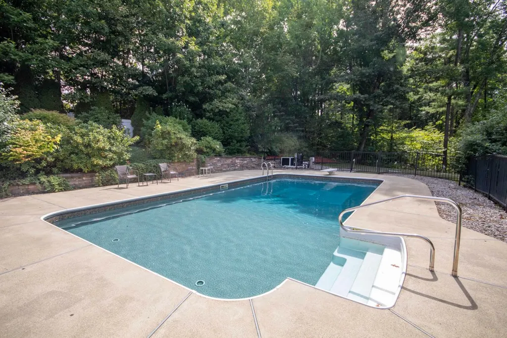 42 Anthony Drive Londonderry NH 03053