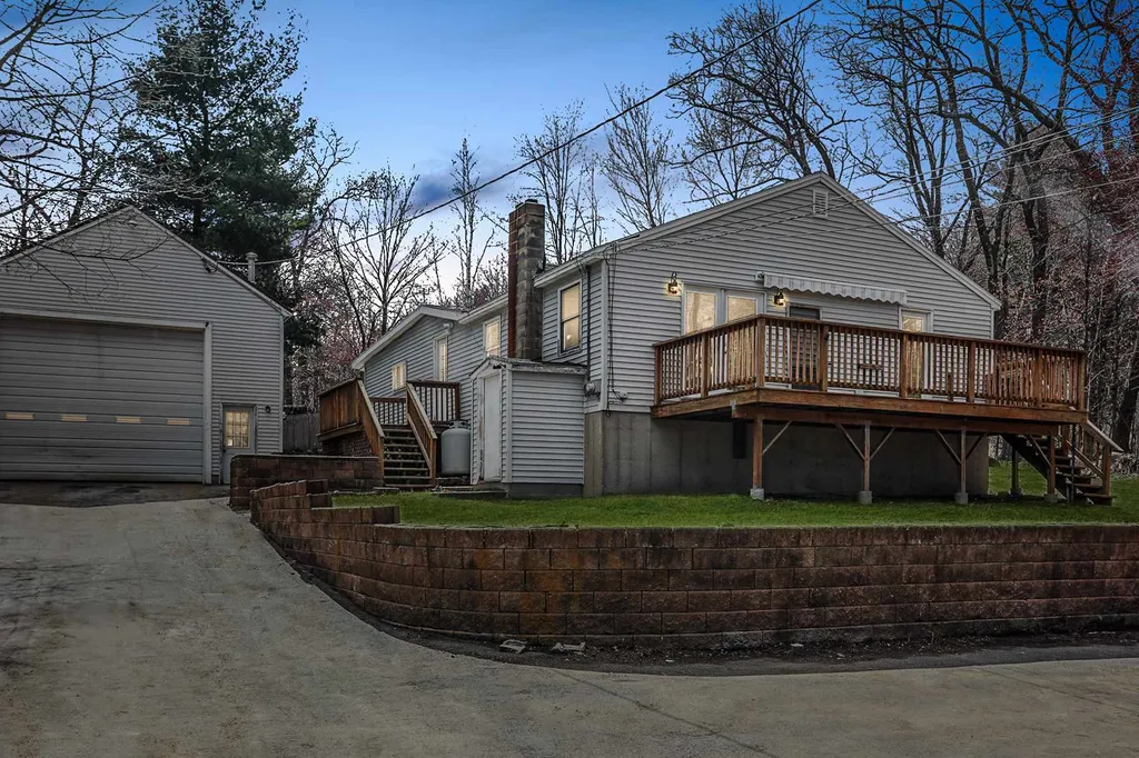 33 Coaker Avenue Hooksett NH 03106