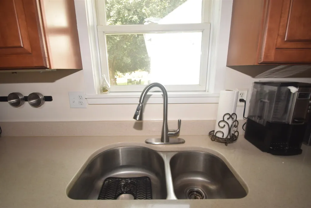 123 Chester Road Raymond NH 03077