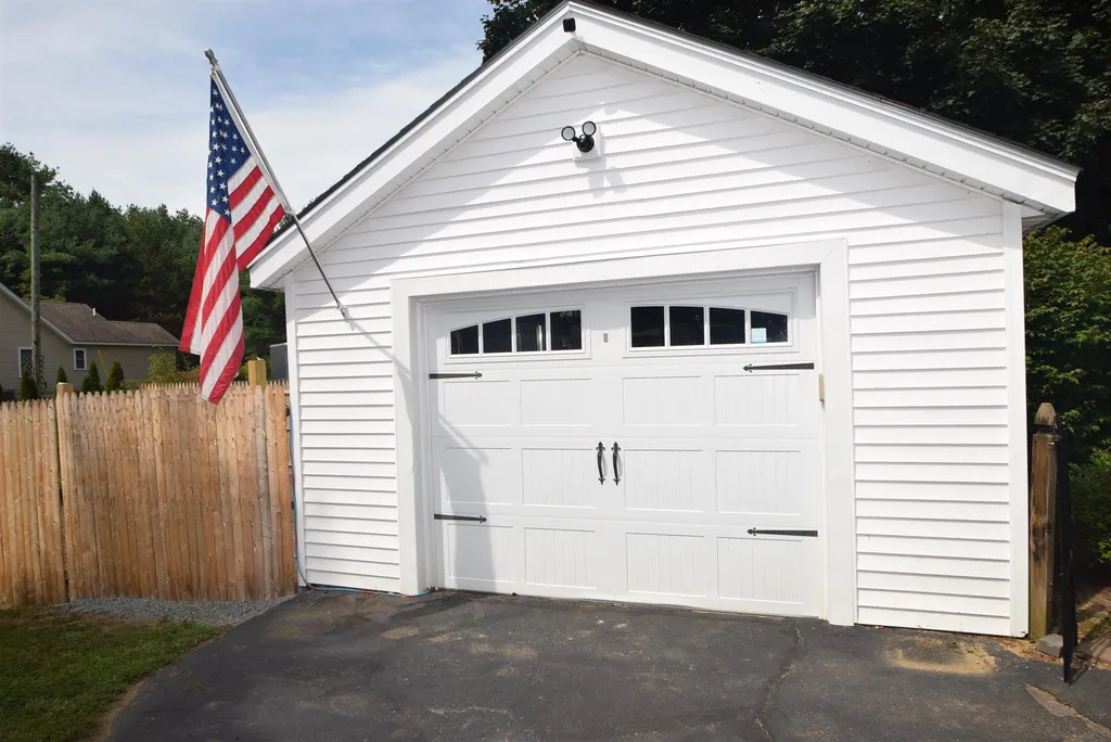 123 Chester Road Raymond NH 03077