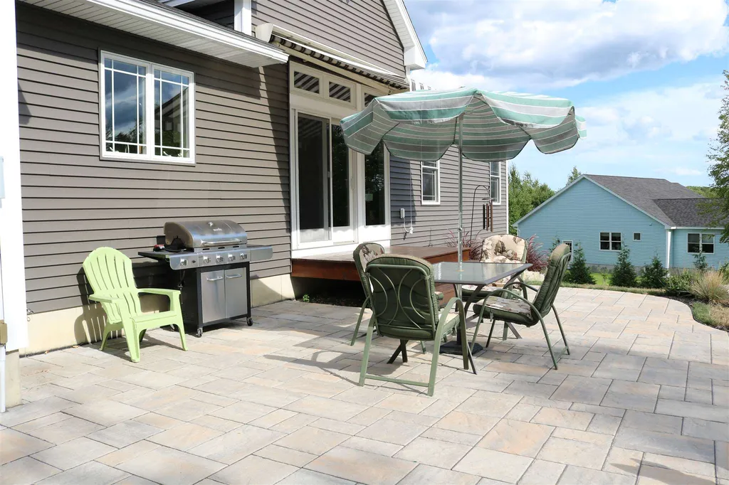 49 Apple Way Epping NH 03042