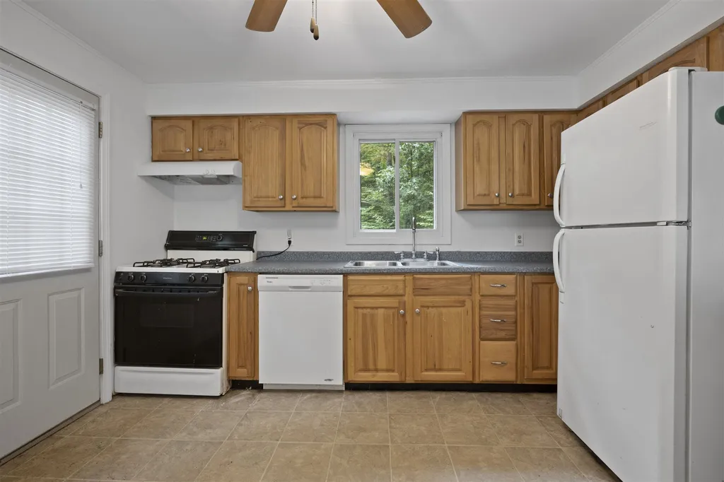 10 John Street Raymond NH 03077