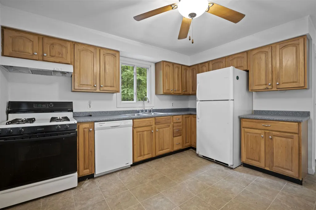 10 John Street Raymond NH 03077