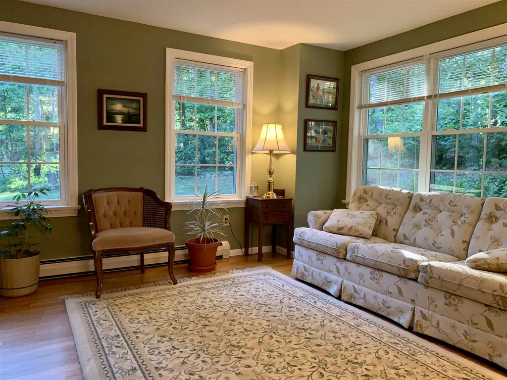 7 Wheelwright Circle Londonderry NH 03053