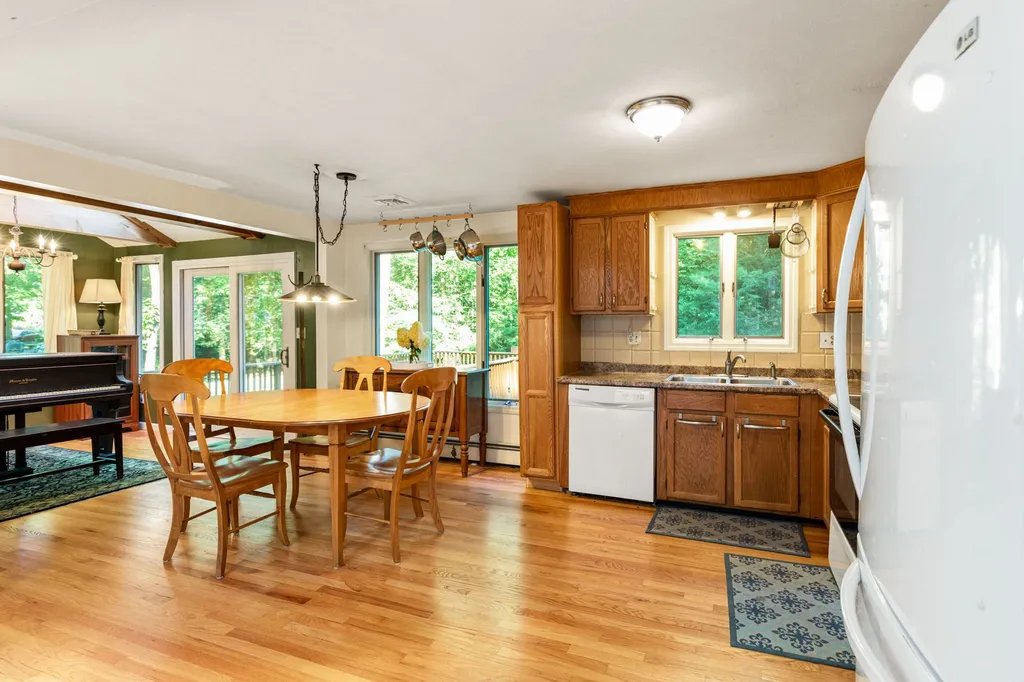 13 Quaker Street Newton NH 03858