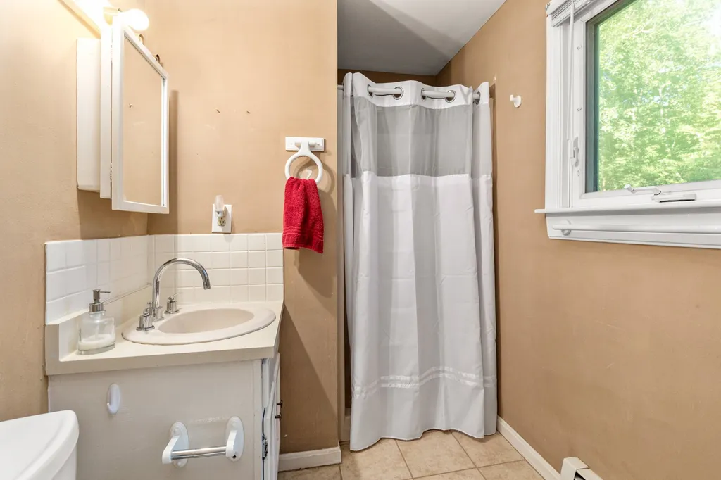 13 Quaker Street Newton NH 03858