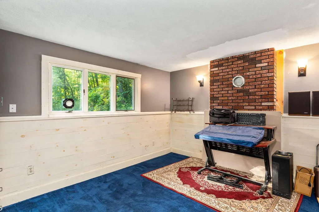 13 Quaker Street Newton NH 03858