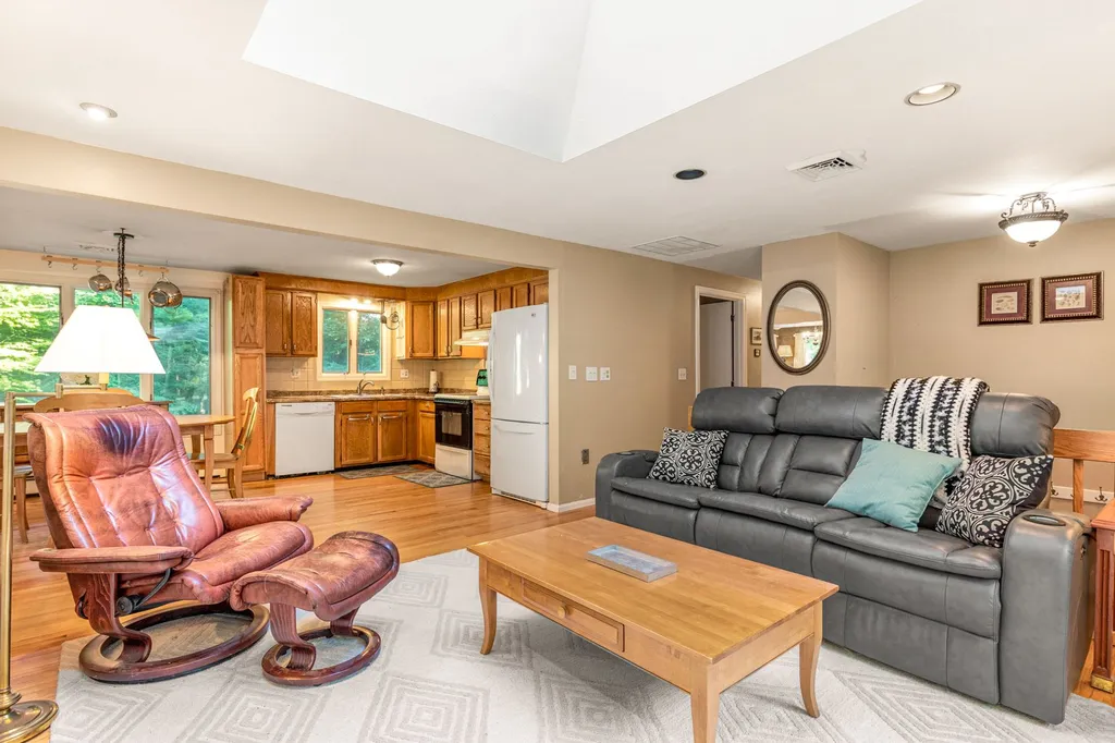 13 Quaker Street Newton NH 03858