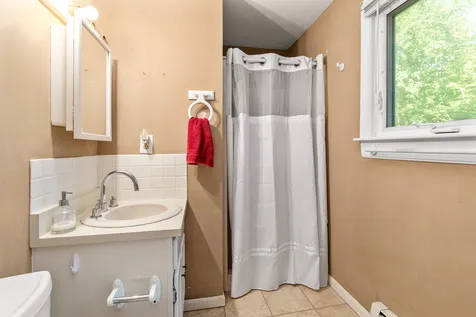 13 Quaker Street Newton NH 03858