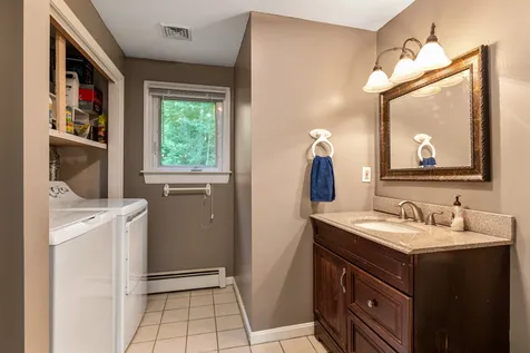 13 Quaker Street Newton NH 03858