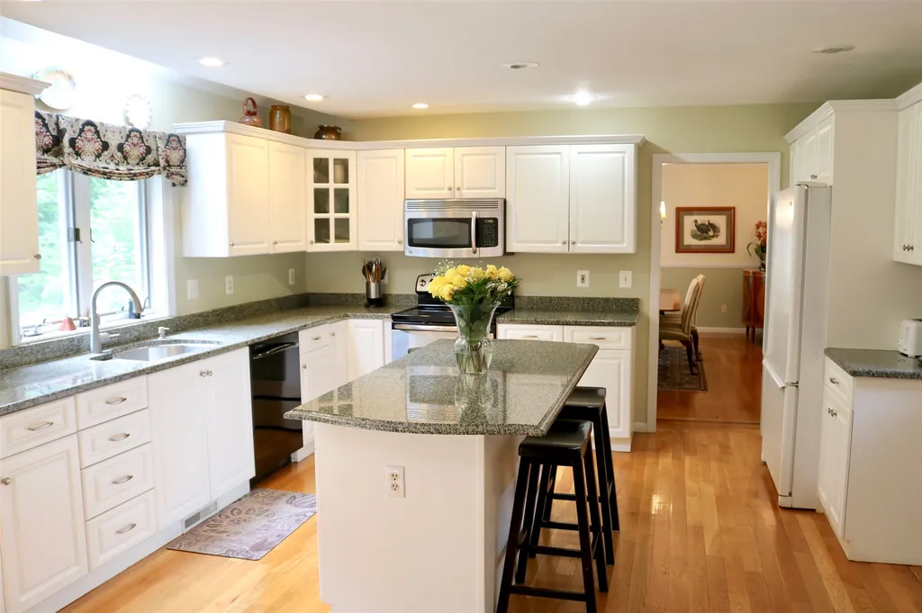 8 Highlander Drive North Hampton NH 03862