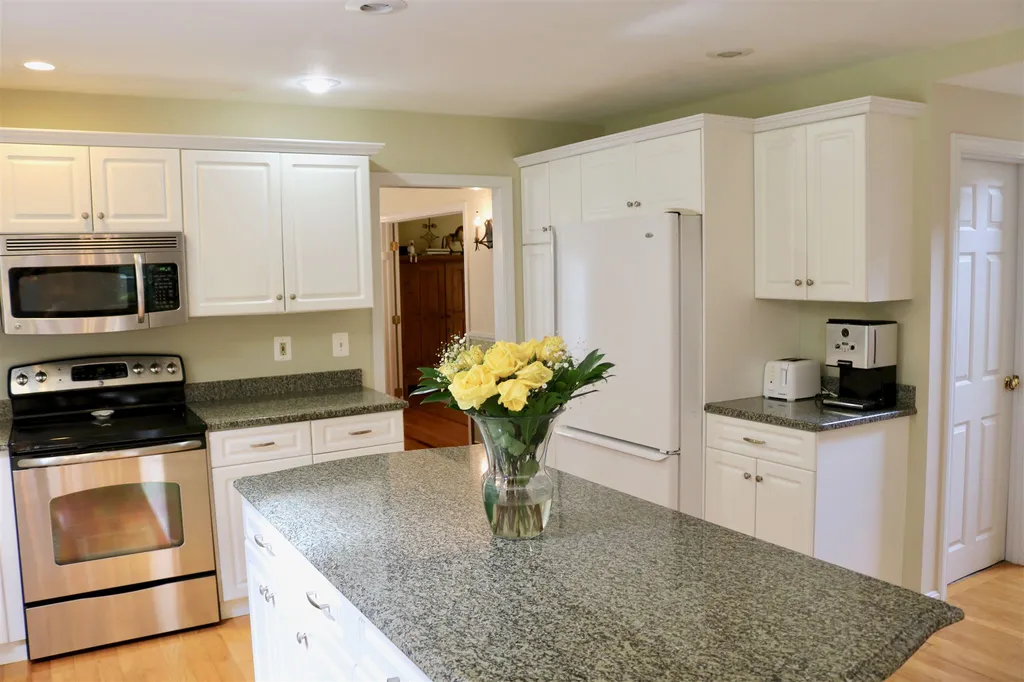 8 Highlander Drive North Hampton NH 03862